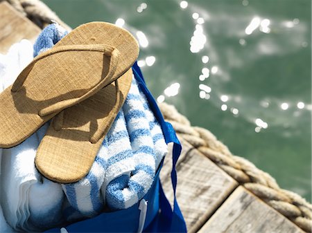 Serviettes et chaussures sur un quai à l'océan, Belize Photographie de stock - Rights-Managed, Code: 700-02702708