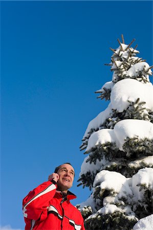 simsearch:600-02738220,k - Man Standing Next to Snow-covered Tree, Talking on Cell Phone, Salzburger Land, Austria Fotografie stock - Rights-Managed, Codice: 700-02702758