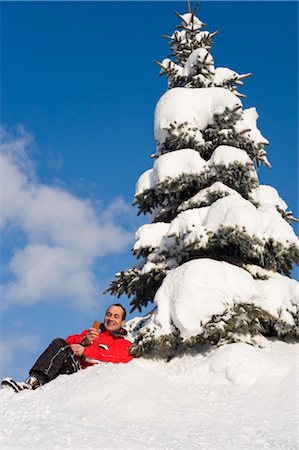 simsearch:600-02738220,k - Man Sitting Next to Snow-covered Tree, Talking on Cell Phone, Salzburger Land, Austria Fotografie stock - Rights-Managed, Codice: 700-02702759
