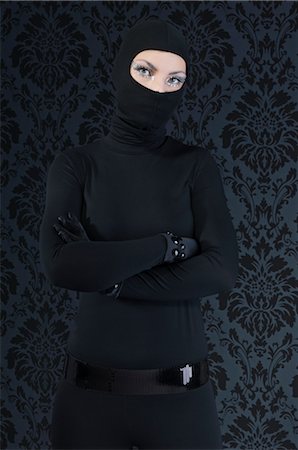 espion - Woman Dressed in Black with Arms Crossed Foto de stock - Con derechos protegidos, Código: 700-02724736