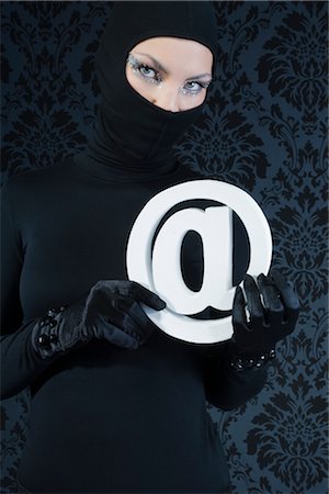 female symbol - Woman Dressed in Black Holding @ Symbol Foto de stock - Con derechos protegidos, Código: 700-02724733