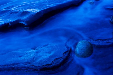 Wellen fließen rund um Boulder am Strand bei Dämmerung, Elgol, Highlands, Insel Skye, Schottland Stockbilder - Lizenzpflichtiges, Bildnummer: 700-02723148