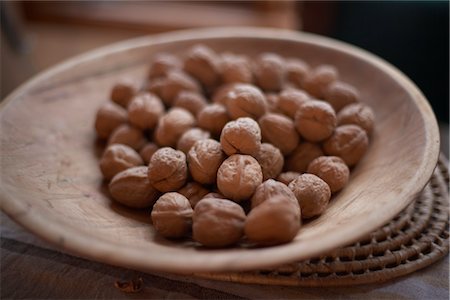 simsearch:700-00342839,k - Bowl of Walnuts Fotografie stock - Rights-Managed, Codice: 700-02738056