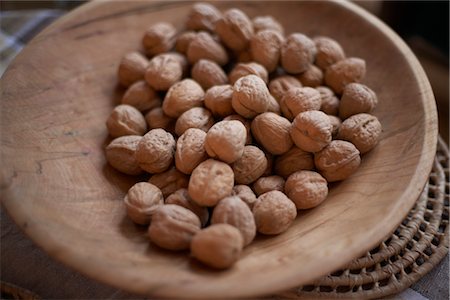 simsearch:700-00342839,k - Bowl of Walnuts Fotografie stock - Rights-Managed, Codice: 700-02738058