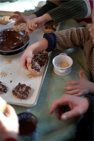 simsearch:700-00695624,k - Kinder schmücken Cookies Stockbilder - Lizenzpflichtiges, Bildnummer: 700-02738069