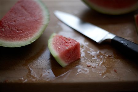 simsearch:700-01571826,k - Melon d'eau sur une planche à découper Photographie de stock - Rights-Managed, Code: 700-02738060