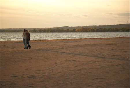 derek shapton - Paar Walking am Strand, Presqu'ile Provincial Park, Ontario, Kanada Stockbilder - Lizenzpflichtiges, Bildnummer: 700-02738104