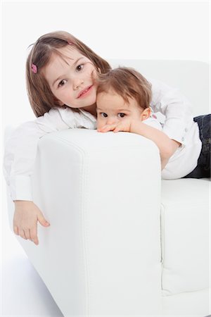 süß (entzückend) - Porträt von Bruder und Schwester auf dem Sofa sitzen Stockbilder - Lizenzpflichtiges, Bildnummer: 700-02738140