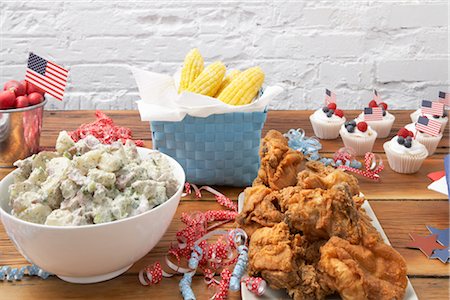 summer food - Bowl of Potato Salad and Plate of Fried Chicken at Fourth of July Feast Foto de stock - Con derechos protegidos, Código: 700-02738536