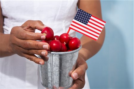 Frau hält kleine Eimer mit Radieschen mit eine amerikanische Flagge Stockbilder - Lizenzpflichtiges, Bildnummer: 700-02738546