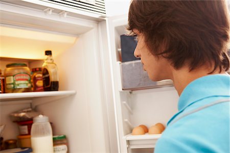 electrodoméstico - Teenage Boy Looking in the Refrigerator Foto de stock - Con derechos protegidos, Código: 700-02738791