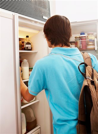 Adolescent à la recherche dans le réfrigérateur Photographie de stock - Rights-Managed, Code: 700-02738792