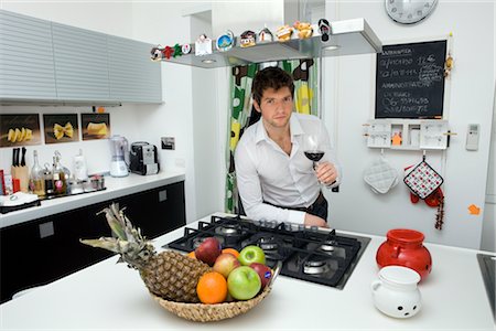 stove element - Man in Kitchen Drinking a Glass of Wine Foto de stock - Con derechos protegidos, Código: 700-02756598