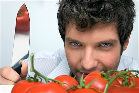 Homme avec un couteau et tomates Photographie de stock - Rights-Managed, Code: 700-02756603