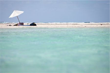 Parasol de plage sur la côte, les îles Caïmans Photographie de stock - Rights-Managed, Code: 700-02757594