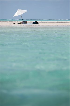 Parasol de plage sur la côte, les îles Caïmans Photographie de stock - Rights-Managed, Code: 700-02757595