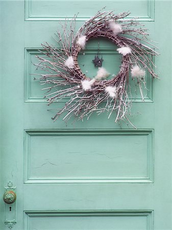 Close-up of Door with Wreath Foto de stock - Con derechos protegidos, Código: 700-02757610