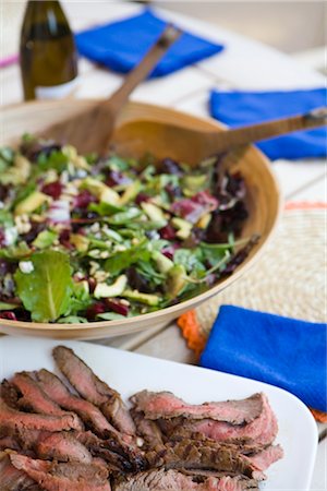 Grilled Flank Steak and Salad Foto de stock - Direito Controlado, Número: 700-02798058