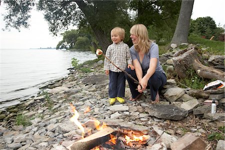 fire camp - Mère et tout-petit griller des guimauves sur une plage rocheuse, Prince Edward County, Ontario, Canada Photographie de stock - Rights-Managed, Code: 700-02791661