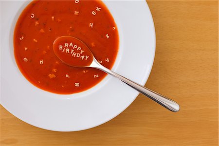 Soupe à l'alphabet avec nouilles épelant le mots joyeux anniversaire Photographie de stock - Rights-Managed, Code: 700-02801151