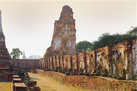 Rangée de Statues de Bouddha, le long du mur au Temple Mahathat, Ayutthaya parc historique, Ayutthaya, Thaïlande Photographie de stock - Rights-Managed, Code: 700-02828378