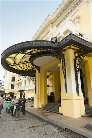 porteiro - Entrance to The Opera House, Hanoi, Vietnam Foto de stock - Direito Controlado, Número: 700-02828420