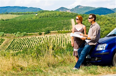 pesquisa de campo - Lost Couple Reading Road Map, Chianti, Tuscany, Italy Foto de stock - Direito Controlado, Número: 700-02828627