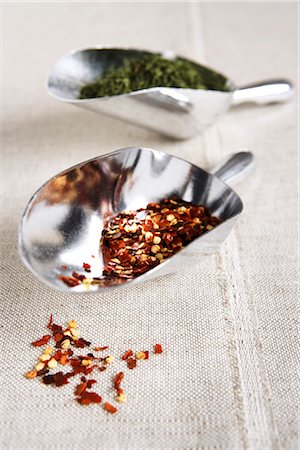 scoop - Chili Flakes and Oregano Foto de stock - Con derechos protegidos, Código: 700-02833207