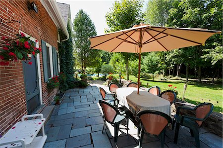 parasol de jardin - Patio dans la Cour, Bedford, Québec, Canada Photographie de stock - Rights-Managed, Code: 700-02833220