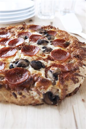 simsearch:600-01374284,k - Nahaufnahme von Pepperoni und Pilz-Pizza Stockbilder - Lizenzpflichtiges, Bildnummer: 700-02833231