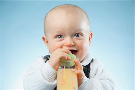 entrañable - Baby Boy Drinking Bottle of Juice Foto de stock - Con derechos protegidos, Código: 700-02833394