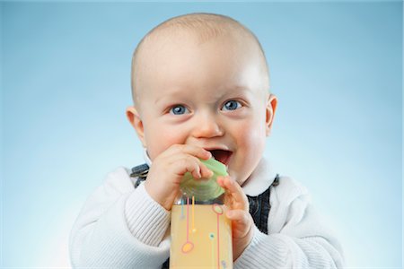 Baby Boy Drinking Bottle of Juice Foto de stock - Con derechos protegidos, Código: 700-02833394