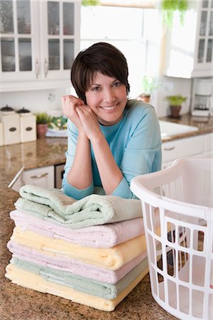 doblado - Woman Folding Laundry Foto de stock - Con derechos protegidos, Código: 700-02833572