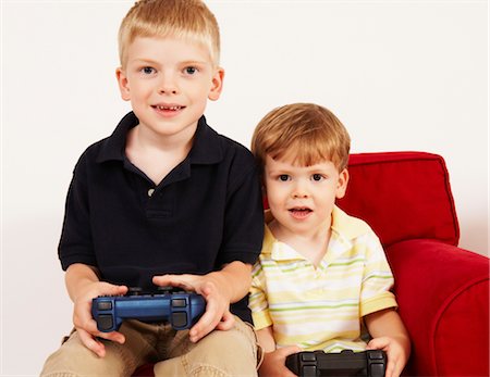 Boys Playing Video Game Foto de stock - Con derechos protegidos, Código: 700-02833648
