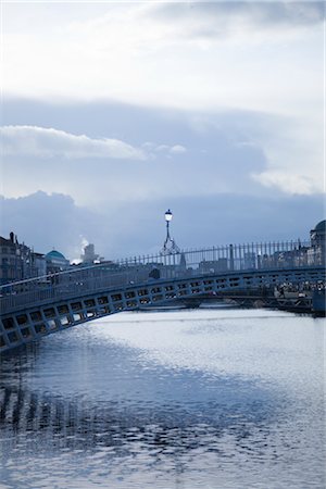 dublín - The Ha'penny Bridge, River Liffey, Dublin, Ireland Foto de stock - Con derechos protegidos, Código: 700-02860179