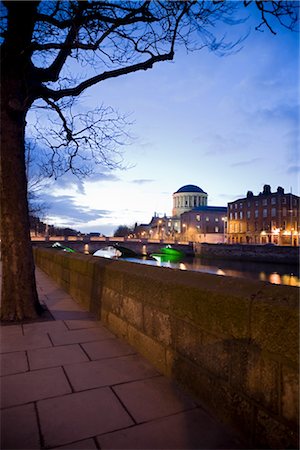 Fluss Liffey und Ansicht der vier Gerichte in der Abenddämmerung, Dublin, Irland Stockbilder - Lizenzpflichtiges, Bildnummer: 700-02860196