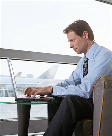 Businessman using Laptop at Airport Foto de stock - Con derechos protegidos, Código: 700-02887139