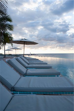 Lounge Chairs by Infinity Pool, Grand Bahama Island, Bahamas Foto de stock - Con derechos protegidos, Código: 700-02887315