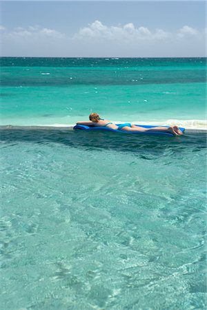 piscine à débordement - Femme flottant dans la piscine, Grand Bahama Island, Bahamas Photographie de stock - Rights-Managed, Code: 700-02887334