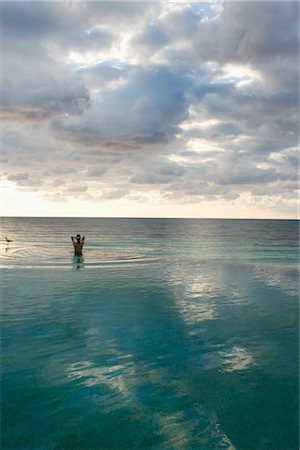 piscina desbordante - Woman in Infinity Pool, Grand Bahama Island, Bahamas Foto de stock - Con derechos protegidos, Código: 700-02887336