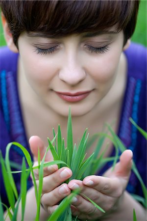 frische luft - Frau hält eine Handvoll Gras Stockbilder - Lizenzpflichtiges, Bildnummer: 700-02887457