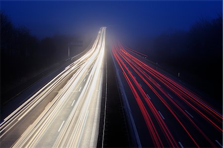 Lumières des stries sur l'autoroute la nuit près de Stuttgart, Bade-Wurtemberg, Allemagne Photographie de stock - Rights-Managed, Code: 700-02883144