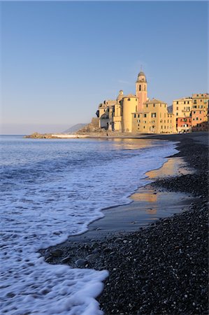 riviera italiana - Beach in Camogli at the Italian Riviera, Province of Genoa, Liguria, Italy Fotografie stock - Rights-Managed, Codice: 700-02883157