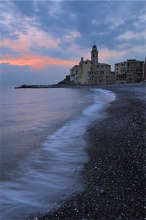pueblo pesquero - Dusk Over the Italian Riviera in Camogli, Province of Genoa, Liguria, Italy Foto de stock - Con derechos protegidos, Código: 700-02883153