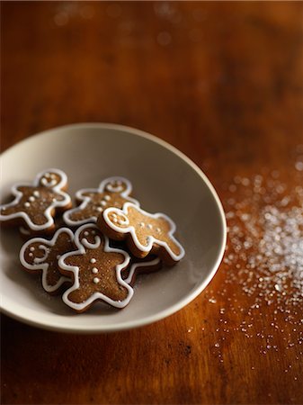 photographs of christmas desserts - Mini Gingerbread Men in a Bowl and Sugar Sprinkled on Table Foto de stock - Con derechos protegidos, Código: 700-02883257