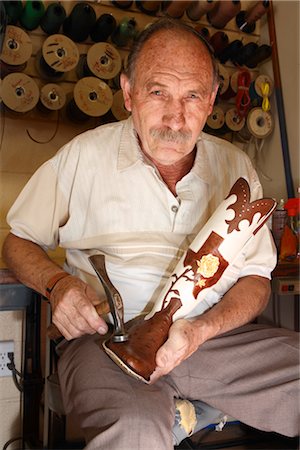 simsearch:600-02669672,k - Shoemaker at Work, Maida's Black Jack Boot Company, Houston, Texas, USA Foto de stock - Con derechos protegidos, Código: 700-02912106