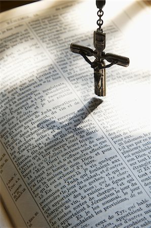 Crucifix accroché au-dessus de la Bible française Photographie de stock - Rights-Managed, Code: 700-02912396