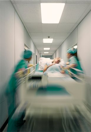 Enceinte Dame sur la civière en cours se sont précipité dans un couloir d'hôpital Photographie de stock - Rights-Managed, Code: 700-02912460