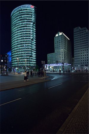 simsearch:841-02903448,k - DB Building at Night, Potzdamer Platz, Berlin, Germany Foto de stock - Con derechos protegidos, Código: 700-02912505