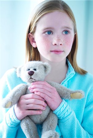 red hair preteen girl - Girl Holding a Teddy Bear Foto de stock - Con derechos protegidos, Código: 700-02922716